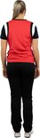 Vrouw in zwarte trainingsbroek en rode sporttop met marineblauwe mouwen, rugaanzicht.