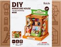 Doos van Robotime DIY Miniature House "The Muse Bookshop" DS040, met afbeelding van het model.