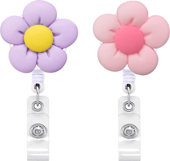 Twee badgehouders met trekkoord, elk met een bloemvormige clip. Eén is paars met een geel hartje, de ander is roze met een roze hartje.
