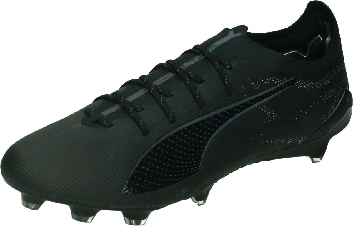 Zwarte Puma Ultra 5 Ultimate FG voetbalschoenen voor heren met een gestroomlijnd ontwerp en vetersluiting.