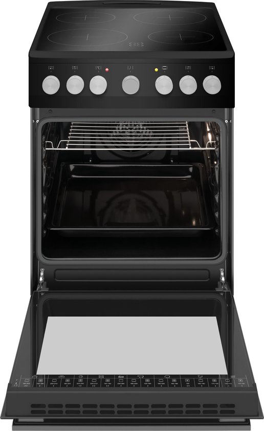 Zwart keramisch fornuis met open oven, vier kookzones en bedieningsknoppen.