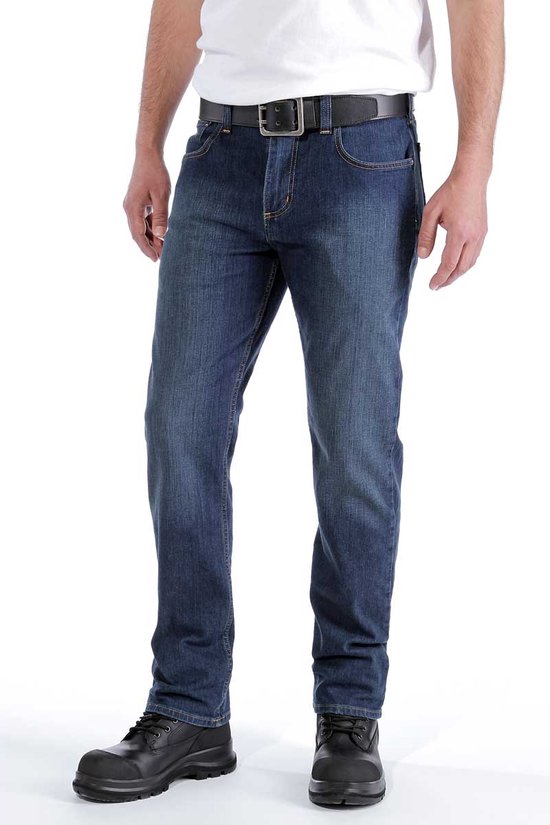 Man in een spijkerbroek van donker denim, gedetailleerde voorkant.