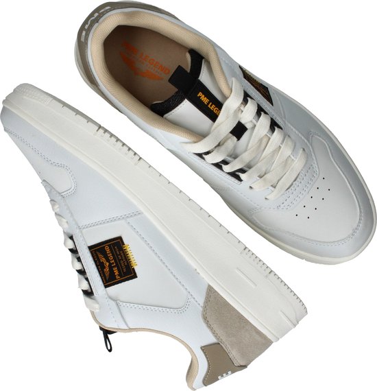 Witte PME Legend sneakers met beige details en een goudkleurig logo.
