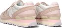 Achterkant van beige suède damessneakers met witte en roze accenten op de zool.