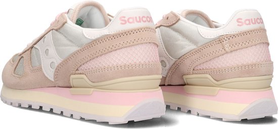 Achterkant van beige suède damessneakers met witte en roze accenten op de zool.