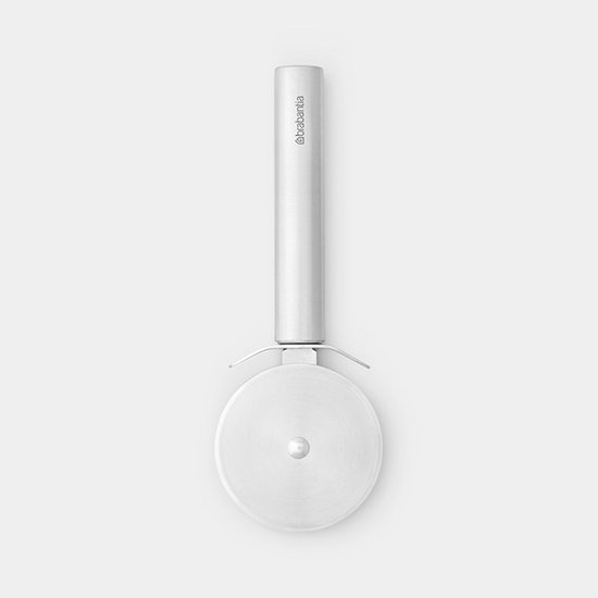 Découpe-pizza en acier inoxydable avec un manche long et mince et une grande roue de coupe ronde. Logo Brabantia sur le manche.