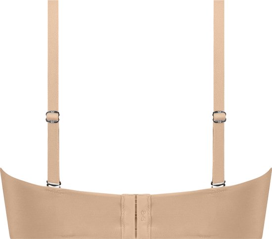De achterkant van een beige strapless beugel-bh met verstelbare bandjes en sluiting.