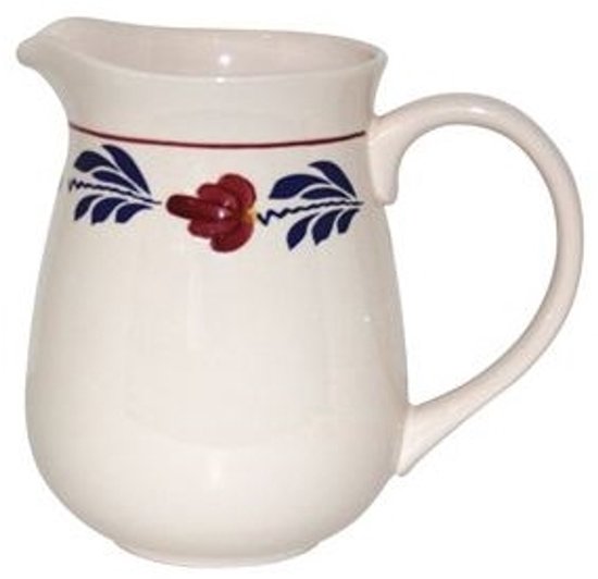 Witte waterkan met een rode bloem en blauwe bladeren, afgewerkt met een rode band aan de bovenzijde.