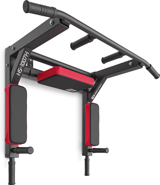 Krachtstation met zwart frame, rode en zwarte kussens. Wandmontage.