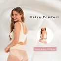 Model met comfortabele beige beha en kanten broekje. Extra comfort en geen haakjes.
