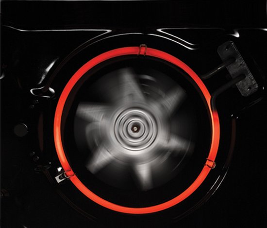 Heteluchtoven met cirkelvormige verwarming en draaiende ventilator.