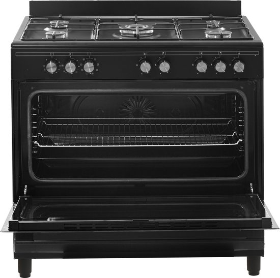 Zwart gasfornuis met open oven deur, 5 branders en bedieningsknoppen.