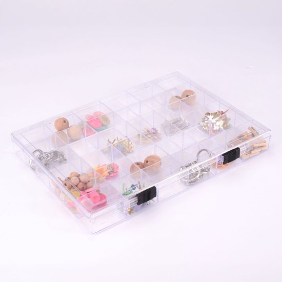 Boîte de rangement transparente à 36 compartiments, remplie de perles en bois, fleurs, pinces et autres fournitures d'artisanat.