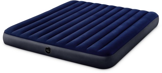 Een donkerblauw luchtbed met ribbels en een ventiel, gezien vanuit een hoek.