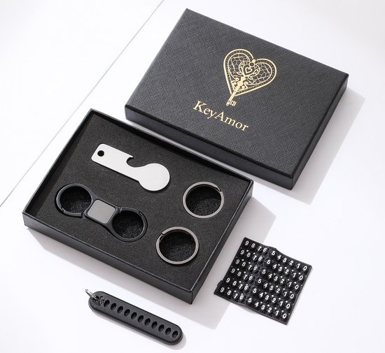 KeyAmor geschenkdoos met zilverkleurige flesopener, karabijnhaak sleutelhanger, sleutelringen en nummervel.