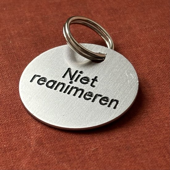 Foto: Reanimeer mij niet penning zilver dnr do not resuscitate niet reanimeren bedel gegraveerd identiteitsplaatje dog tag aluminium hanger herkenningsplaatje zilverkleurig