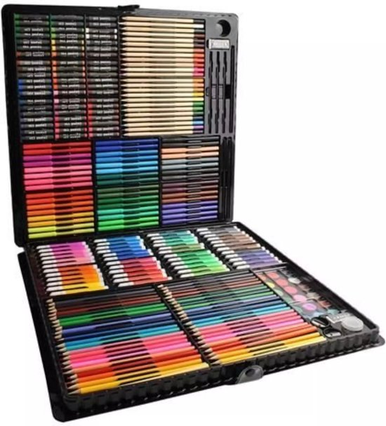 Grote kunstdoos geopend, vol met kleurpotloden, stiften, oliepastels, verf en penselen.
