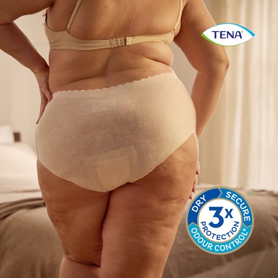 Vrouw van achteren in crèmekleurig slipje met kanten rand en 3x bescherming.
