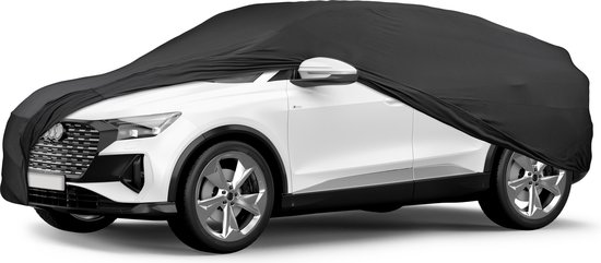 Witte SUV met een zwarte autotrek, de voorkant en wielen zijn zichtbaar.