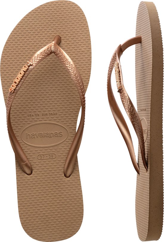 Twee rosé Havaianas slippers op een witte achtergrond