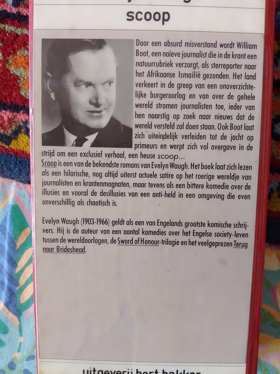 Achterkant boek 'Scoop' Evelyn Waugh. Foto van de auteur met beschrijving van het boek en de auteur.