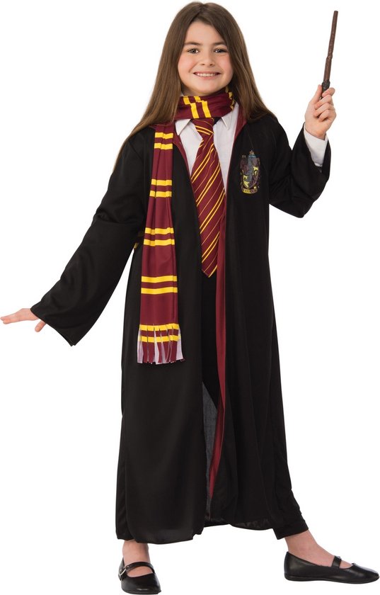 Meisje in zwart Gryffindor gewaad met rode en gele sjaal en das, houdt toverstaf vast.
