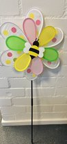 Windmolen met dubbele bloem en bij - nylon + kunststof steker - meerkleurig - breedte 38 cm x hoogte 95 cm - Tuinaccessoires - Tuinstekers