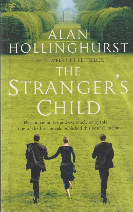 Couverture du livre 'The Stranger's Child' par Alan Hollinghurst. Trois personnes en costume s'enfuient de l'objectif sur une pelouse. Le titre est en grandes lettres blanches.