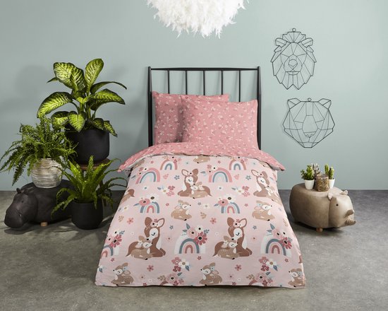 Roze dekbed met hertjes en regenbogen. Twee kussenslopen met kleine witte bloemetjes.