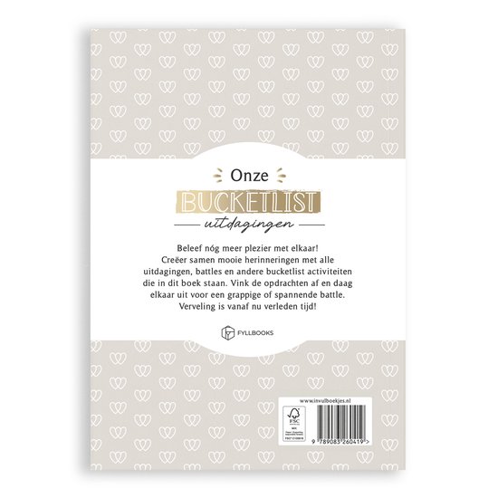 Achterkant van het bucketlist boek voor liefdeskoppels met een beige hartjespatroon en tekst over het boek.