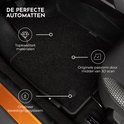 Tapis de sol noir avec système de fixation original dans une voiture