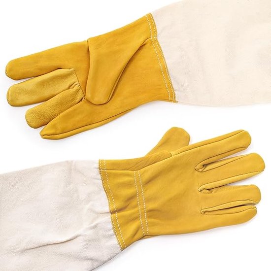 Gele geitenleren imkerhandschoenen met stevige witte canvas mouwen, waarvan de bovenste van bovenaf is getoond.