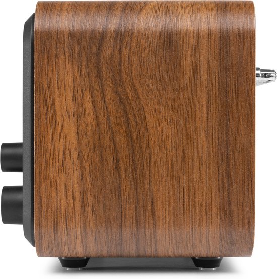 Zijaanzicht van een radio met een houten behuizing en een deel van het zwarte bedieningspaneel met knoppen.