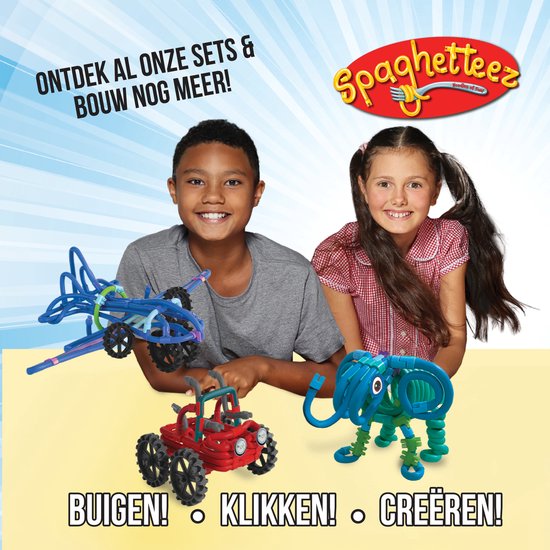Kinderen met een blauw vliegtuig, rode jeep en blauwe olifant gemaakt van Spaghetteez.
