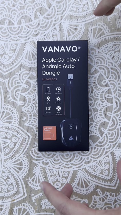 Elke rit je kabel inpluggen? Dat is verleden tijd., Met de CarMe Mini 2-in-1 Dongle maak je direct draadloos verbinding., CarPlay en Android Auto starten zodra jij dat doet., Geen kabels. Geen gedoe