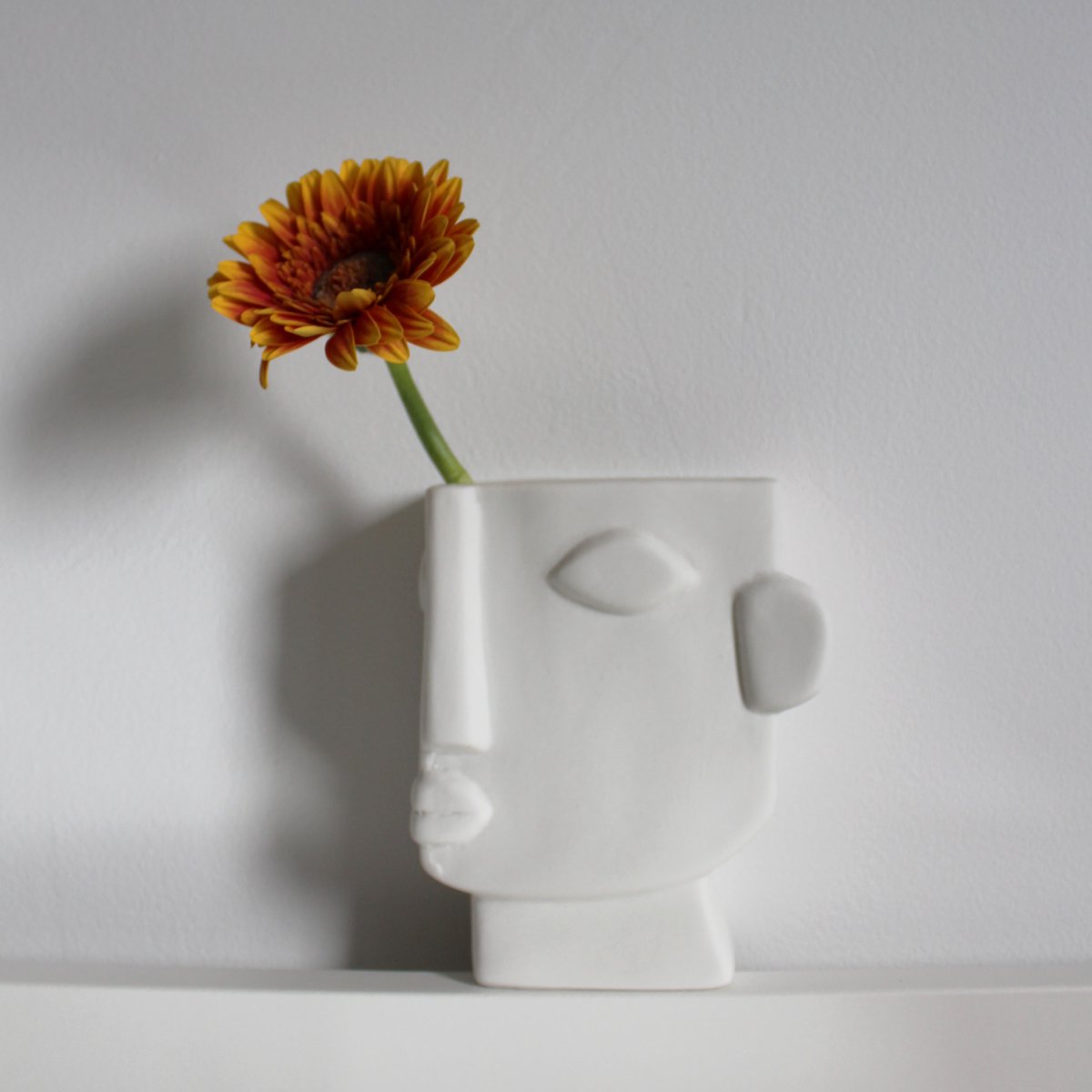 QUVIO Vaas - Gezicht - Decoratie - Vaasje - Bloemenvaas - Vaasjes - Vazen - Voor echte bloemen - Voor droogbloemen - Face vaas - Woondecoratie - Voor binnen - Japandi - Abstracte vaas - Keramiek - Wit