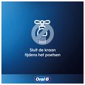 Sluit de kraan tijdens het poetsen pictogram met blauwe achtergrond.
