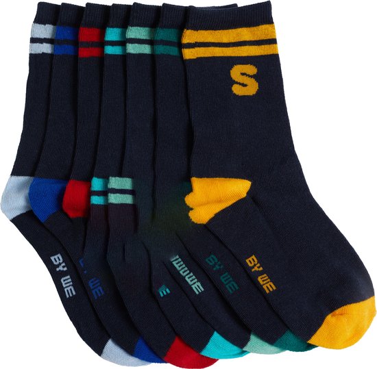 Donkerblauwe sokken met gekleurde letters S, F, S, en 'BY WE' opdruk.