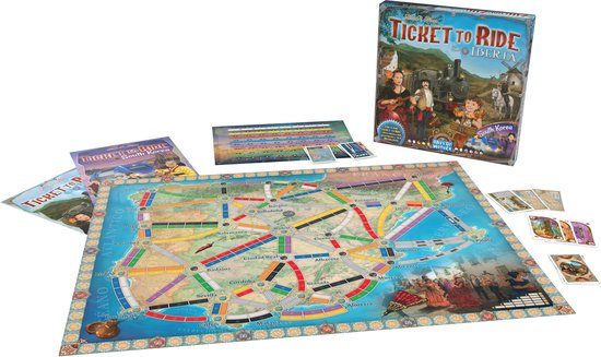 Bordspel met een kaart van Spanje, treintjes, speelkaarten, en spelerskaarten. Tekst: Ticket to Ride Iberia.