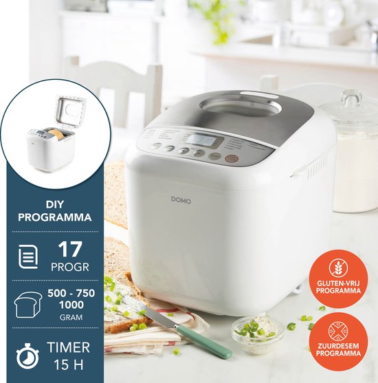 Witte broodbakmachine van Domo met bedieningspaneel, 'DIY programma' en 'Gluten-vrij programma' aanduiding. Met brood en ingrediënten.