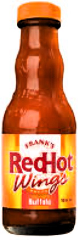 Frank's RedHot Buffalo Wings saus in een glazen fles met oranje dop.