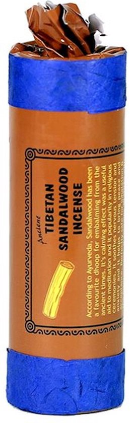 Cilindervormige verpakking met Tibetaanse sandelhout wierook, omwikkeld met bruin papier en blauwe tape, met tekst "Ancient Tibetan Sandalwood Incense".