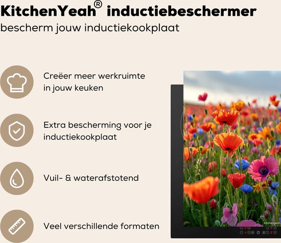 Een inductiekookplaat met een beschermmat met een levendige print van rode, roze en blauwe klaprozen.