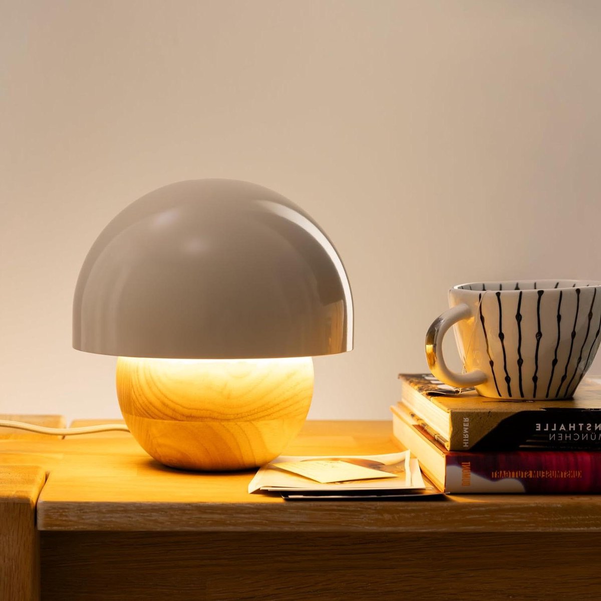 Decoratieve houten tafellamp met tussensnoerschakelaar - paddenstoel design - 20 cm hoog - 20 cm diameter - E14 fitting - max. 40 W - metaal-hout mix - lichtbruin