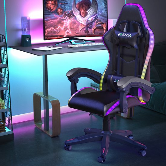Zwarte bureaustoel met veelkleurige LED-verlichting, geplaatst in een verlichte gaming-opstelling met een computer.