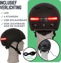 Zwarte helm met ingebouwde, oplaadbare LED-verlichting achterop. Inclusief oplaadkabel.