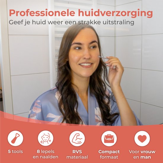 Vrouw gebruikt een zilverkleurige mee-eter verwijderaar. Professionele huidverzorging, set van 5 tools, compact formaat.