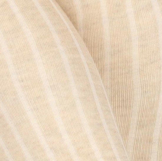 Close-up van beige melange panty met fijne verticale ribbels.