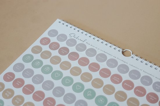 Sticker vel met feestdagen, vakanties en bijzondere momenten in pastelkleuren.