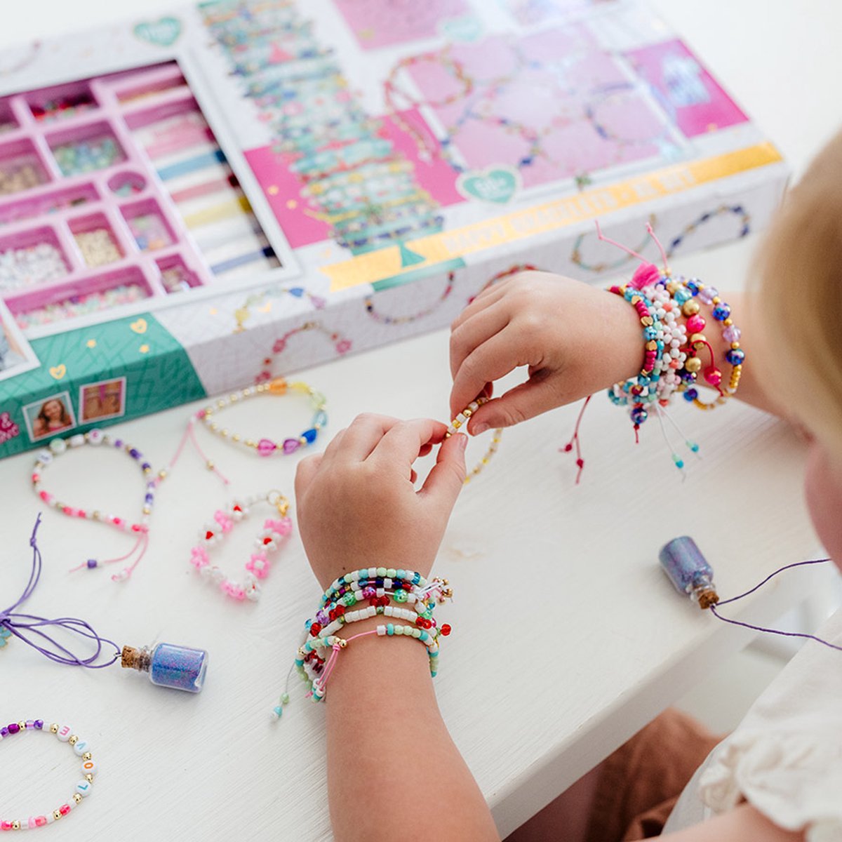 Totum XL armbandjes knustelset - 50 armbandjes maken 1700+ stuks - Design & Shine Happy Bracelets Fashion knutselset cadeau tip creatief speelgoed meisjes vanaf 6 jaar — afbeelding 8